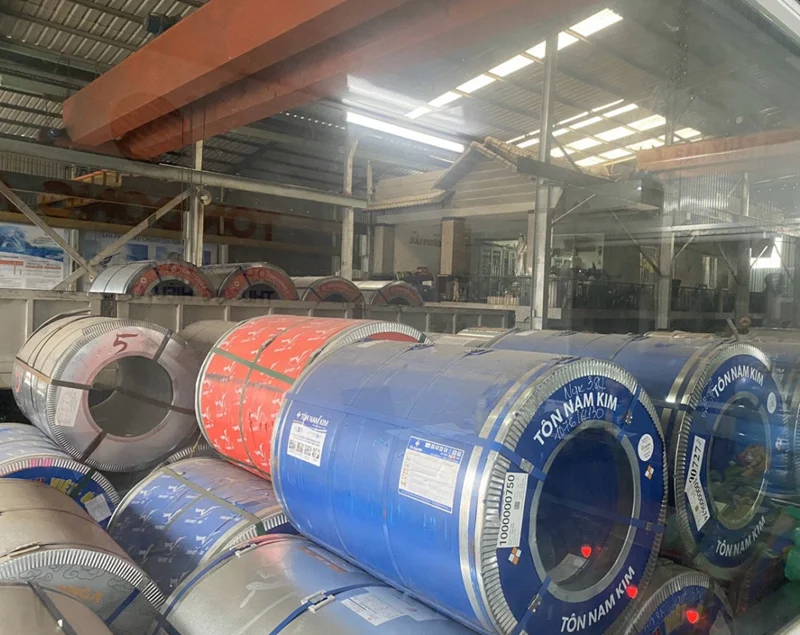 Hiện nay có hai loại tôn cuộn chính là tôn cuộn mềm và tôn cuộn cứng