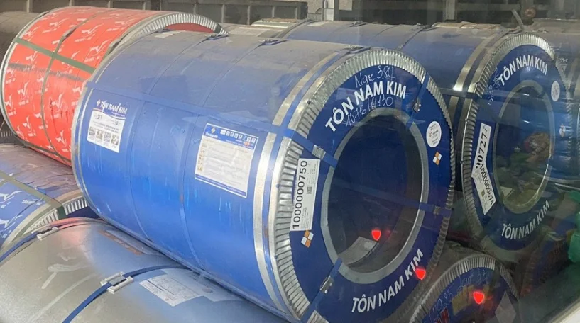Một cuộn tôn có trọng lượng khoảng 10 tấn