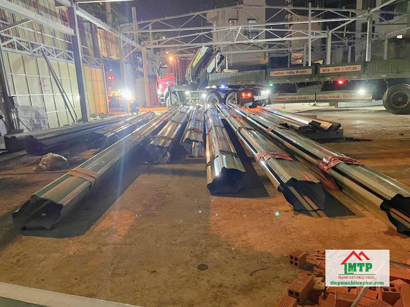 Bàn giao tôn lạnh Hoa Sen và xà gồ C cho nhà xưởng trên đường Phạm Văn Đồng, Quận Gò Vấp