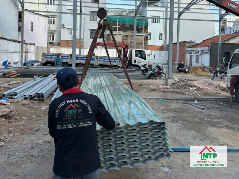 Giao 500m tôn PU Hoa Sen cho sân bóng đá mini tại Quận Gò Vấp