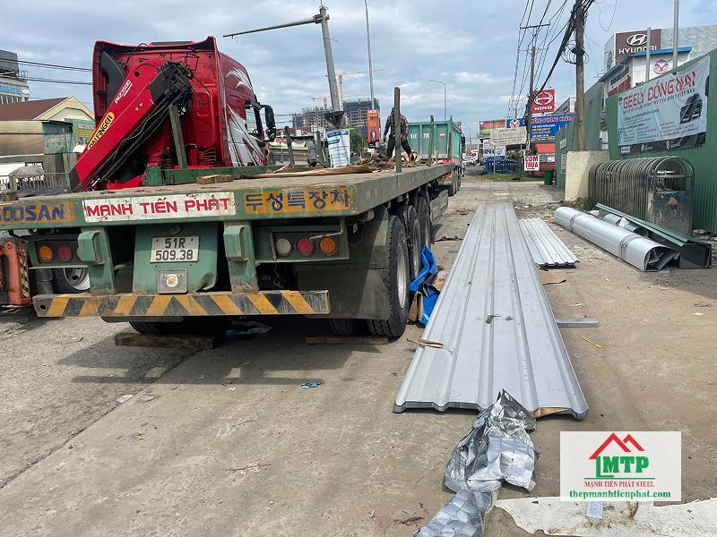 Giao tôn Hoa Sen cán 5 sóng lợp mái cho nhà tiền chế khu vực xã Long Hòa, Huyện Cần Giờ