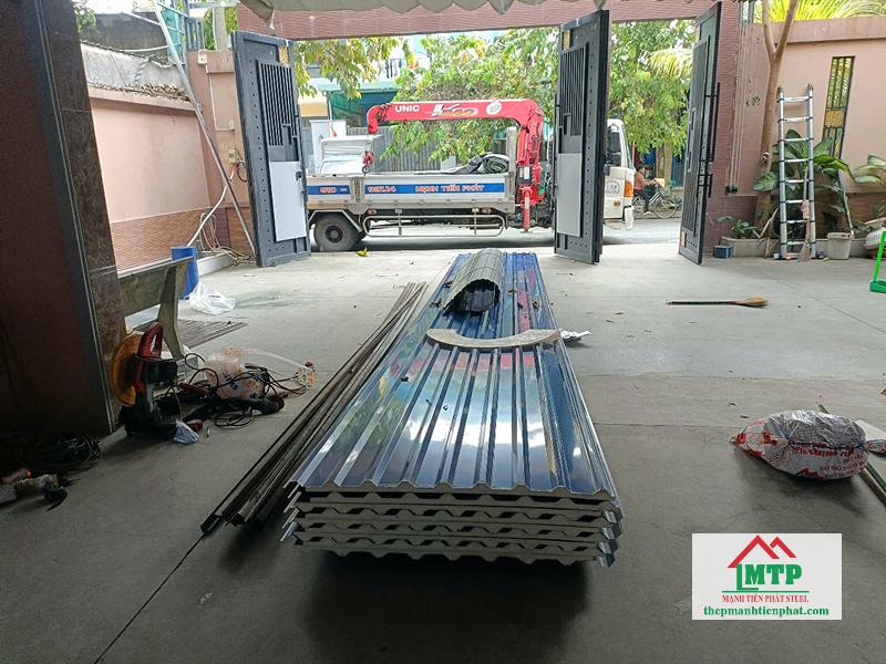 Hoàn tất giao tôn PU Hoa Sen cho công trình sửa chữa mái nhà tại xã An Thới Đông, Cần Giờ