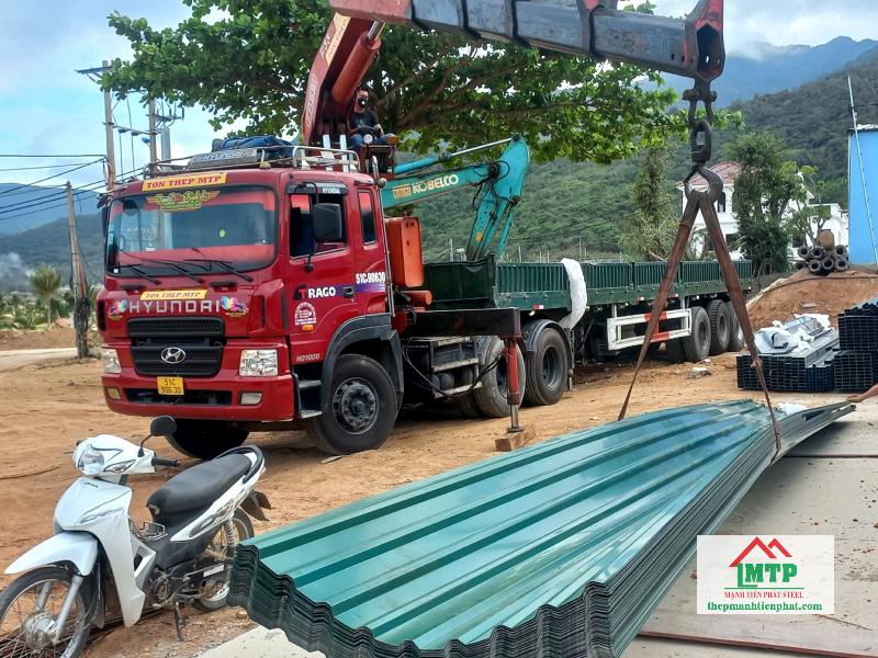 Giao tôn kẽm màu Hoa Sen cho công trình cải tạo mái nhà kho tại Quận 6