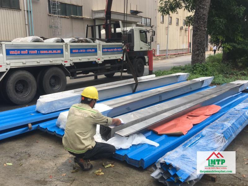 Giao tôn Hoa Sen cán 5 sóng vuông và máng xối cho kho xưởng tại Quận 6