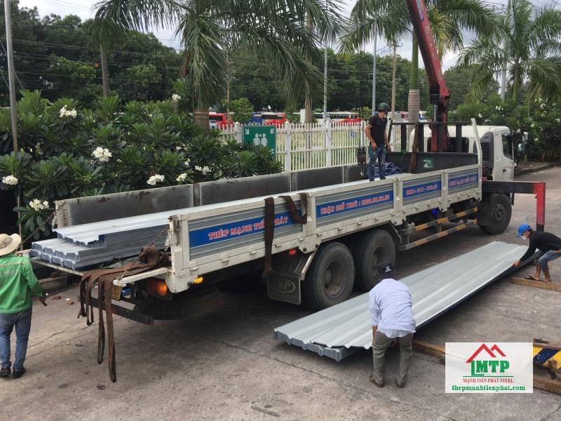 Giao tôn lạnh Hoa Sen cho công ty Kiến trúc Xây dựng Khang Hưng, Quận 6