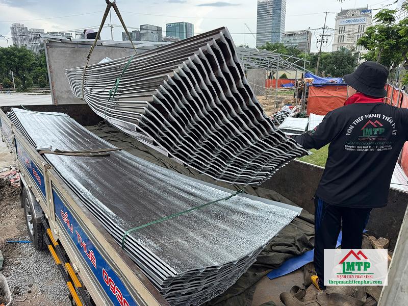 Giao tôn Hoa Sen uốn vòm dán PE cho công trình tại Quận 7, thi công theo yêu cầu