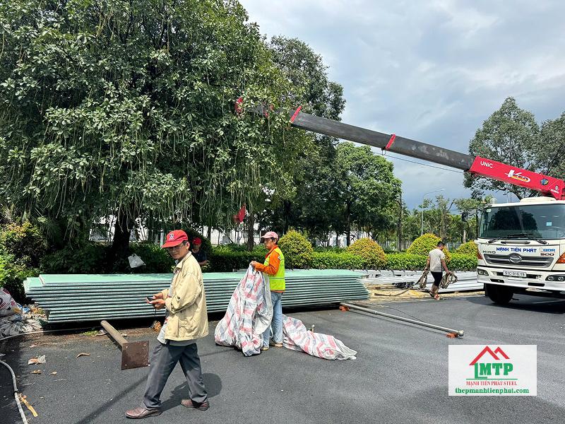 Giao tôn cách nhiệt PU Hoa sen cho nhà xưởng trong KCX Tân Thuận, Quận 7