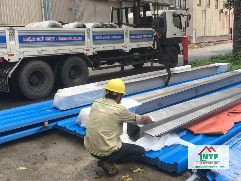 Khi mua tôn Hoa Sen cần kiểm tra tem nhãn, hóa đơn, độ dày tôn để đảm bảo hàng chính hãng, chất lượng