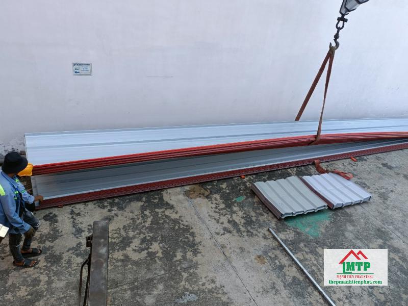 Cần chọn tôn Hoa Sen có độ dày phù hợp để đảm bảo độ bền cho mái