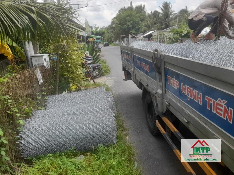 Giao 480m lưới B40 mạ kẽm cho khách ở xã Hiệp Phước, huyện Nhà Bè