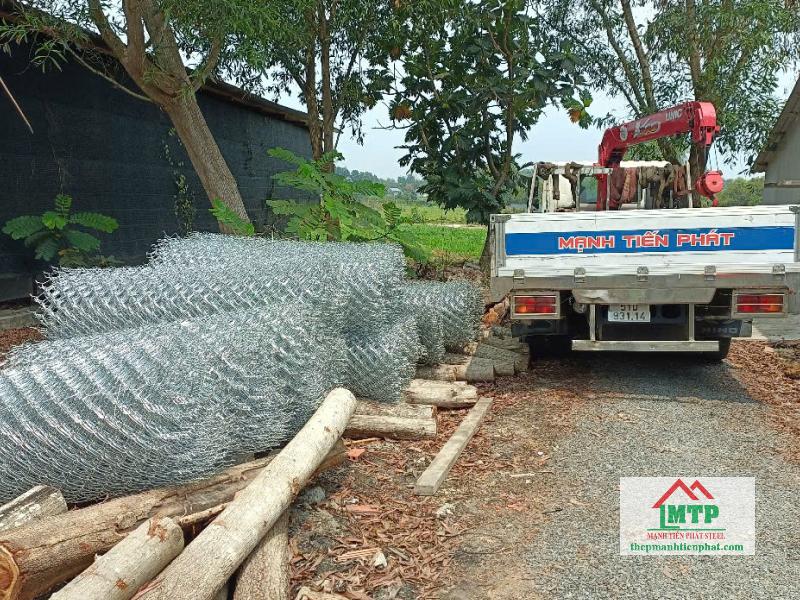 Giao 330m lưới B40 mạ kẽm sợi 3.5ly cho công trình rào kho vật tư tại xã Phước Kiển, huyện Nhà Bè