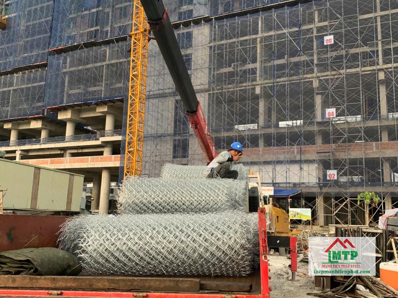 Giao đến công trình tòa nhà văn phòng tại Quận 10 350m lưới B40 mạ kẽm khổ 1m