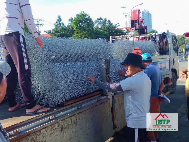 Giao 300m lưới B40 mạ kẽm khổ 1m2 đến công trình Nhà thi đấu Phú Thọ tại Quận 10