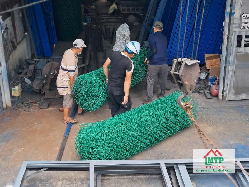 Giao 100m lưới B40 bọc nhựa xanh khổ 1.8m cho xưởng cơ khí tại Quận 11