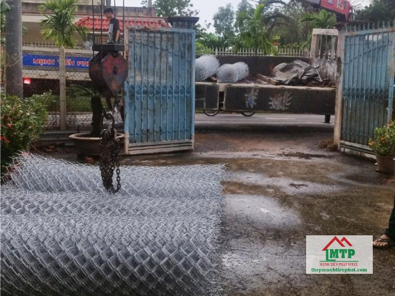 Giao 180m lưới B40 mạ kẽm cho khách làm hàng rào ở Quận 11