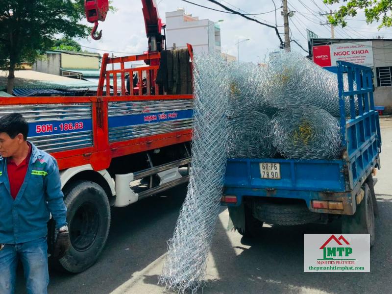 Giao 270m lưới B40 mạ kẽm sợi 3ly cho công trình rào khu nhà trọ tại phường 14, Quận 11