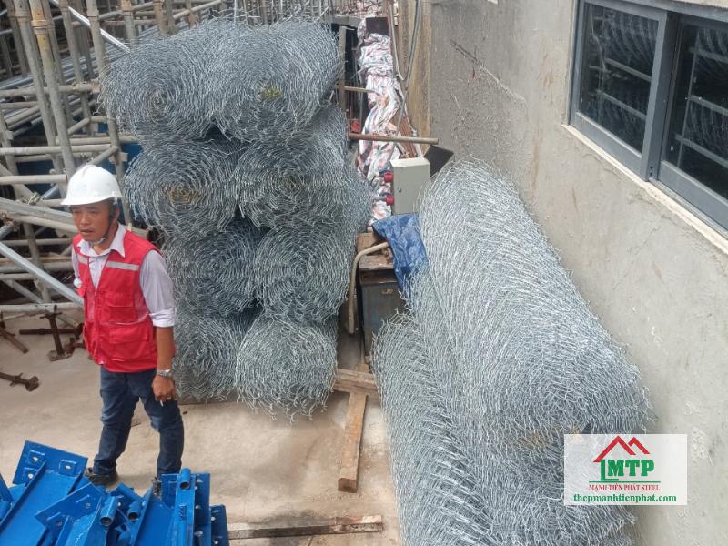 Giao 300m lưới B40 mạ kẽm làm hàng rào công trình tại Quận 11