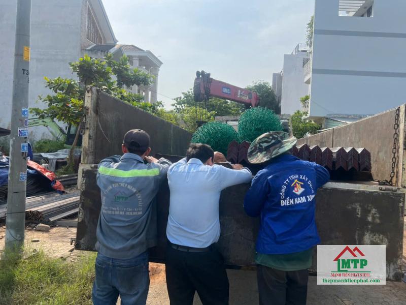 Giao 70m lưới B40 bọc nhựa xanh khổ 1m2 cho công trình hàng rào nhà trọ tại đường Nguyễn Tất Thành, Quận 4