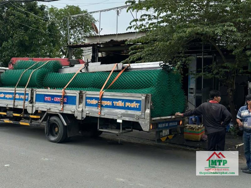 Giao 680m lưới B40 bọc nhựa xanh khổ 1m5 cho công trình rào chắn bãi xe tại đường Bến Vân Đồn, Quận 4