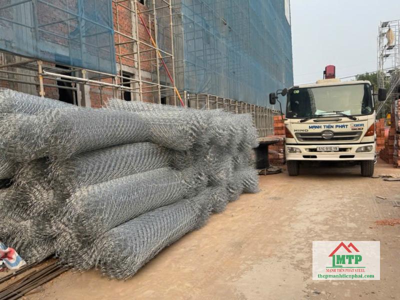 Giao 1500m lưới B40 mạ kẽm khổ 2m cho công trình tại đường Đoàn Văn Bơ, Quận 4