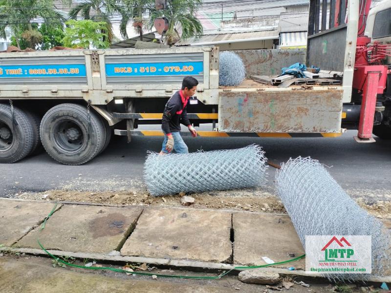Giao 350m lưới B40 mạ kẽm khổ 2m cho công trình hàng rào kho hàng tại đường Nguyễn Chí Thanh, Quận 5