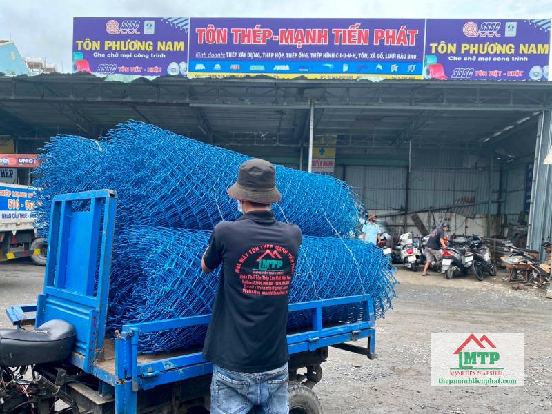 Giao 420m lưới B40 bọc nhựa xanh dương khổ 1m8 cho công trình rào chắn khu đất trống tại đường An Dương Vương, Quận 5