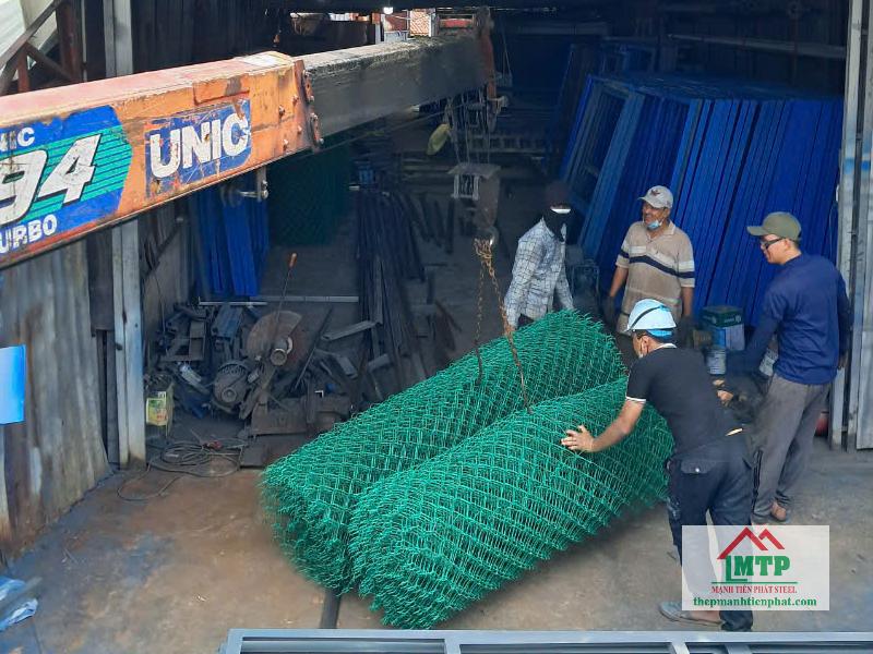 Giao 100m lưới B40 bọc nhựa khổ 1m5 cho công trình rào chắn bãi vật liệu tại đường Châu Văn Liêm, Quận 5
