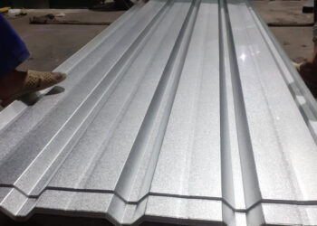 Giá tôn lợp nhà xuognwr Hoa Sen cán tại công trình