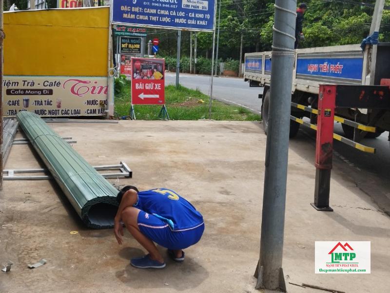 Giao 180m tôn Đông Á 0.4mm cán sóng laphong cho khách đóng trần tại Quận 8
