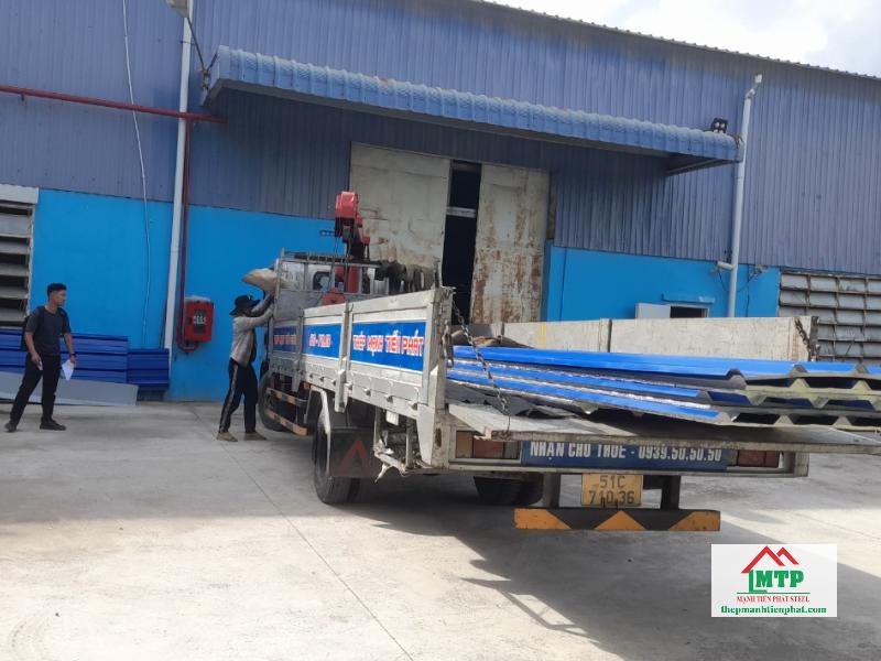 Giao 300m tôn Đông Á màu xanh dương sửa chữa nhà kho tại Quận 8