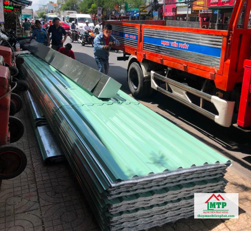 Giao 230m tôn cách nhiệt Đông Á cho khách sửa mái ở Quận 8