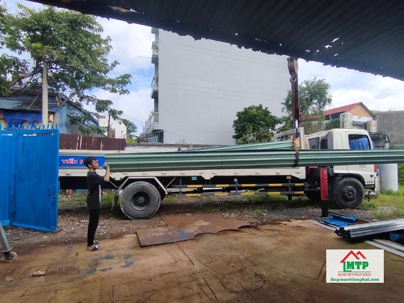 Giao 160m tôn kẽm màu Đông Á 0.40mm làm mái che bãi xe đường Tạ Quang Bửu Quận 8