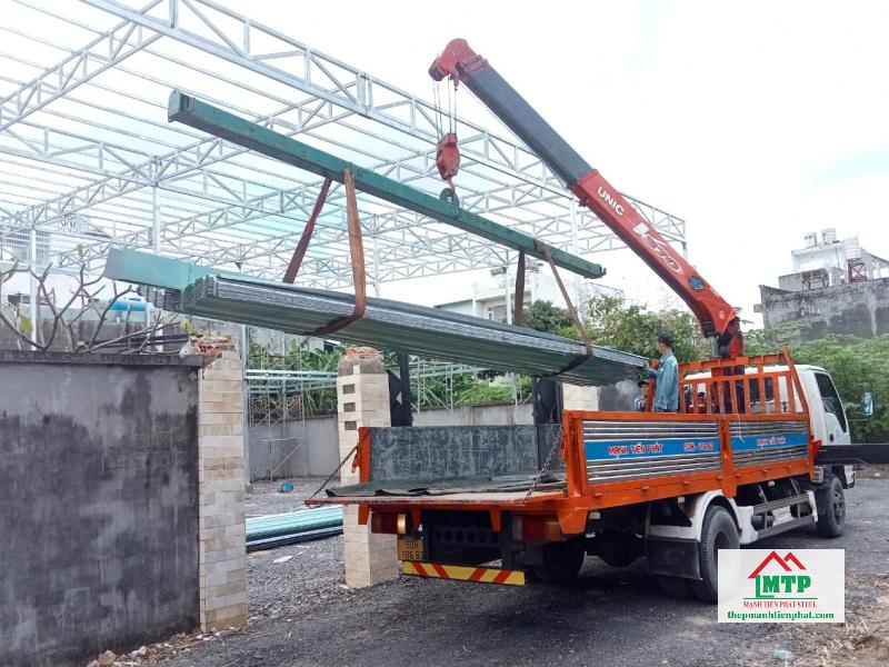 Giao 340m tôn Đông Á dán PE cho công trình nhà kho tại khu vực Bến Bình Đông Quận 8