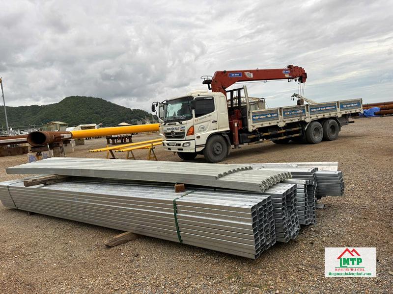 Giao tôn Đông Á và xà gồ cho xưởng đóng tàu tại Vũng Tàu