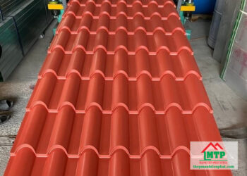 Giá tôn lạnh mạ màu đỏ tươi Hoa Sen