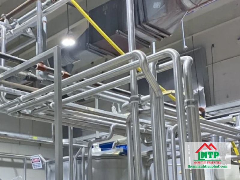 Ứng dụng ống inox phi 48.6 làm hệ thống ống dẫn tại nhà máy công nghiệp