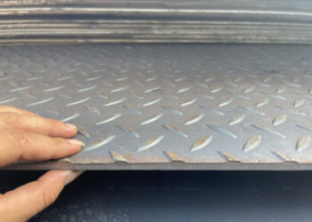 Giá thép tấm gân chống trượt cầu thang