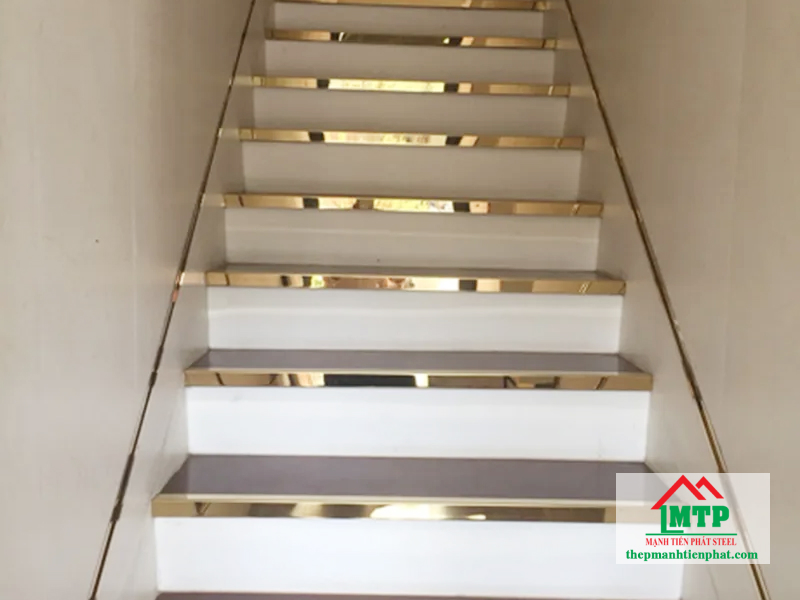 Nẹp cầu thang bằng inox V 45x45, đem lại độ sáng đẹp cho ngôi nhà
