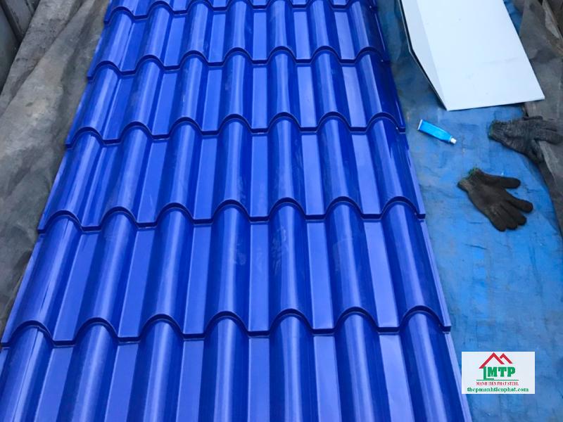 Tôn Hoa Sen giả ngói màu xanh dương