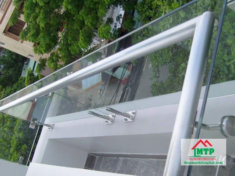 Láp inox phi 80 dùng lam khung chắn lan can kính