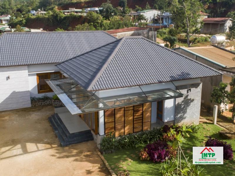 Biệt thự lợp mái tôn giả ngói Hoa Sen đẹp