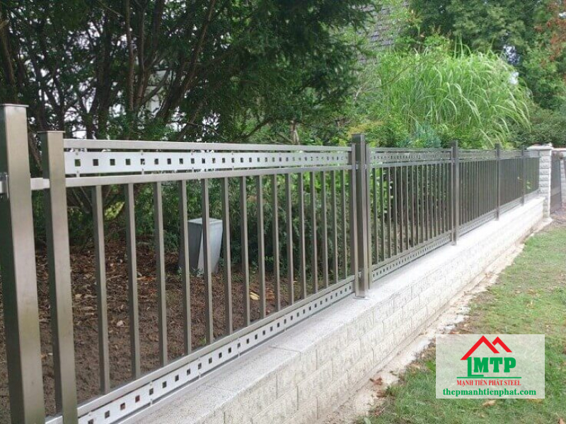 Hàng rào làm bằng U inox 201 có độ bền cao, tính thẩm mỹ cao