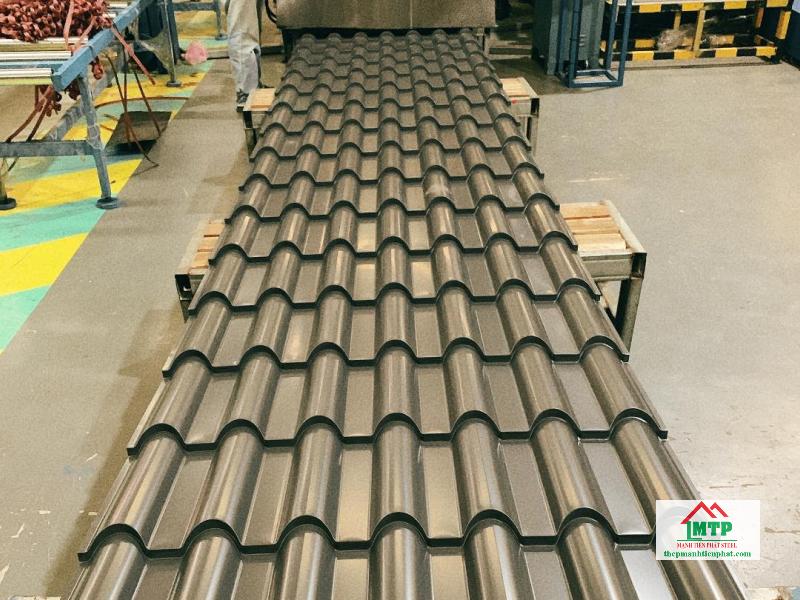 Tôn giả ngói Hoa Sen sản xuất từ thép chất lượng, hạn chế móp méo, thủng dột, gia công chuẩn xác, đẹp, bền màu