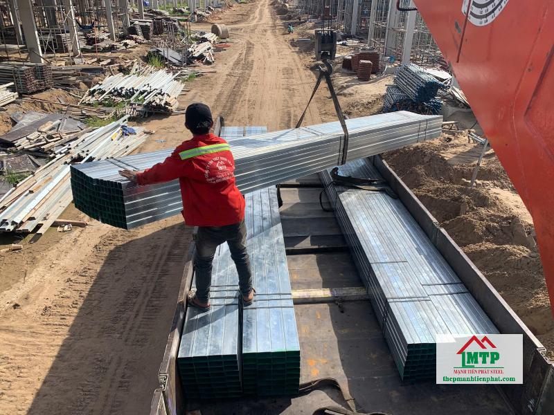 Giao thép hộp mạ kẽm Hòa Phát dài 6 m về công trình nhà tiền chế tại Cai Lậy, Tiền Giang: quy cách 50x100x1.8 ly (192 cây) và 50x50x1.8 ly (350 cây)