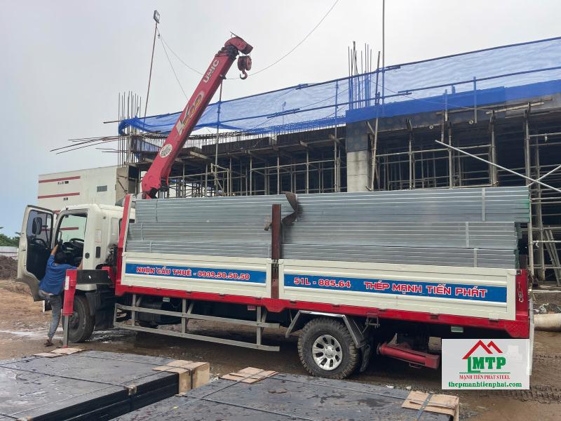 Giao thép hộp mạ kẽm Hòa Phát 50×50×1,8 ly (400 cây) và 50×100×1,8 ly (300 cây) phục vụ thi công nhà xưởng tại Mỹ Tho, Tiền Giang