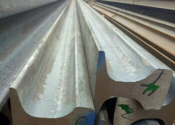 Thép ray được chế tạo từ hợp kim thép chất lượng cao, có tính chất cơ học vượt trội và độ bền cao để chịu tải trọng và áp lực từ các phương tiện di chuyển trên đường sắt.