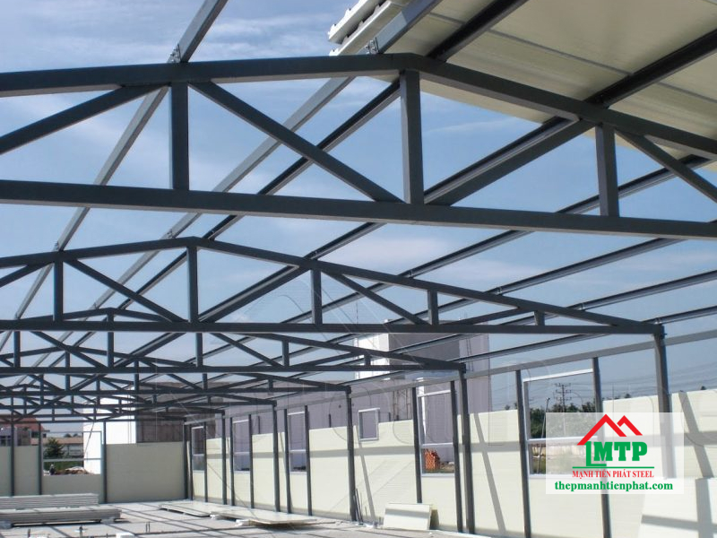 Thép hộp Hòa Phát được sử dụng làm khung chịu lực mái nhà, bền bỉ, an toàn