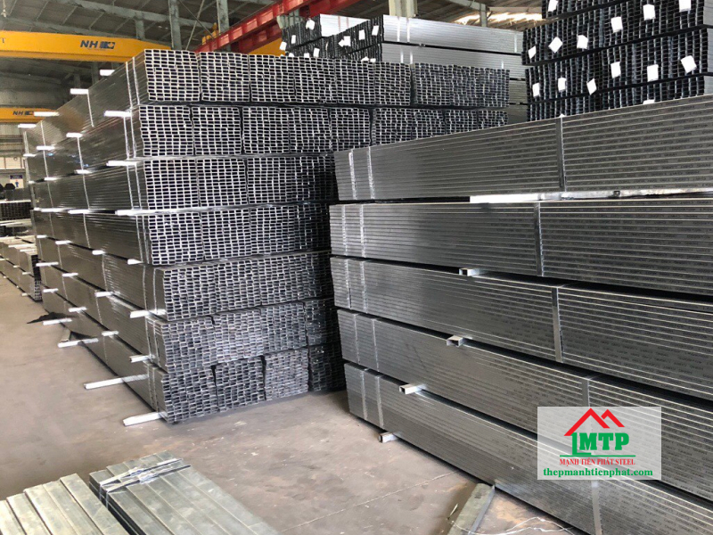 Bảo quản thép hộp Ánh Hòa tai nơi khô ráo, không bị đọng nước, kê thép và sếp thép đúng cách