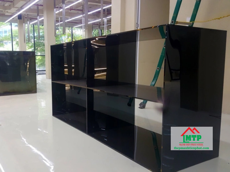 Inox màu đen bóng mang lại vẻ đẹp huyền bí khi sử dụng, có đa dạng kich thước, ứng dụng tốt