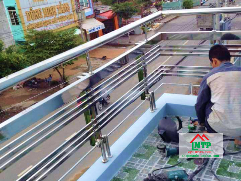 Khi thi công lan can inox mỹ thuật cần lưu ý một số vấn đề về đơn vị thi công, thiết kế để đảm bảo an toàn và tính thẩm mỹ cho lan